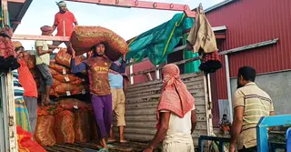 হিলি স্থলবন্দরে বেড়েছে কাঁচা মরিচের আমদানি, কমছে দাম